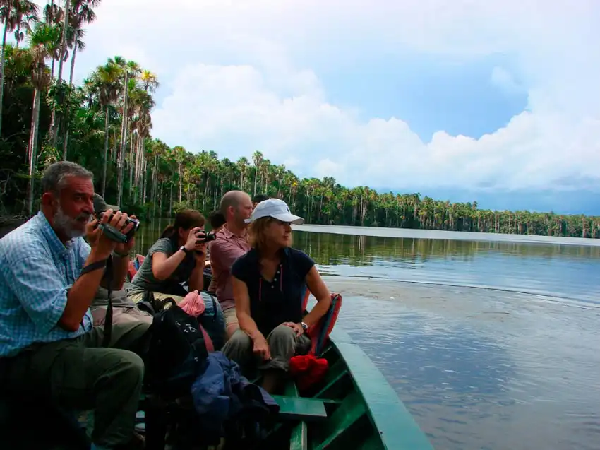 Collpa de Guacamayos Chuncho + lago Sandoval 4d/3n