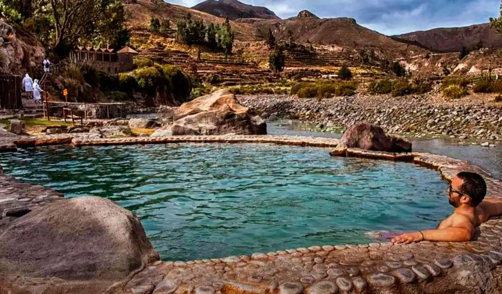 Excursión al salar y laguna de Salinas + aguas termales de Lojen + conexión a Puno