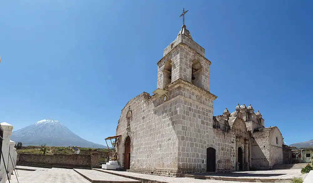 Excursión al salar y laguna de Salinas + aguas termales de Lojen + conexión a Puno