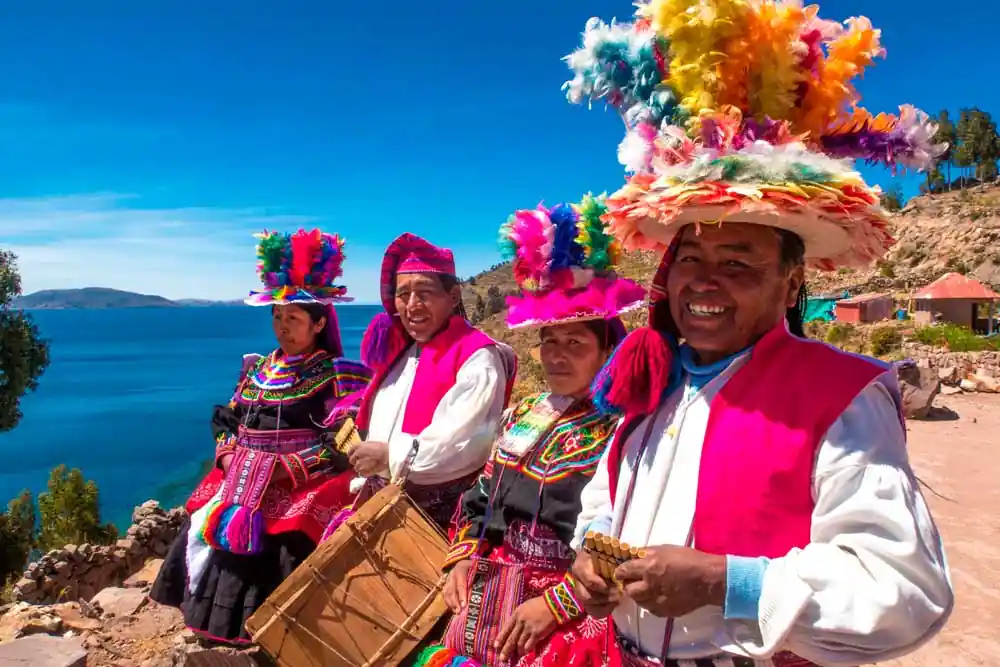 Excursión a Uros (islas flotantes) + Amantani