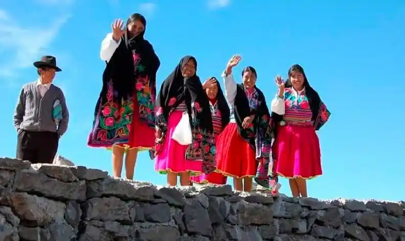 Excursión a Uros (islas flotantes) + Amantani