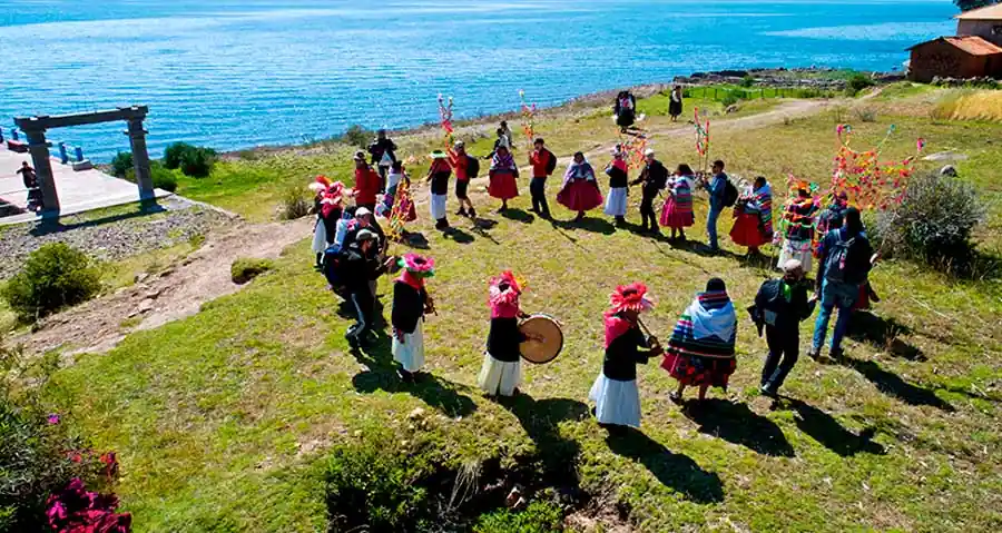 Excursión a Uros (islas flotantes) + Amantani