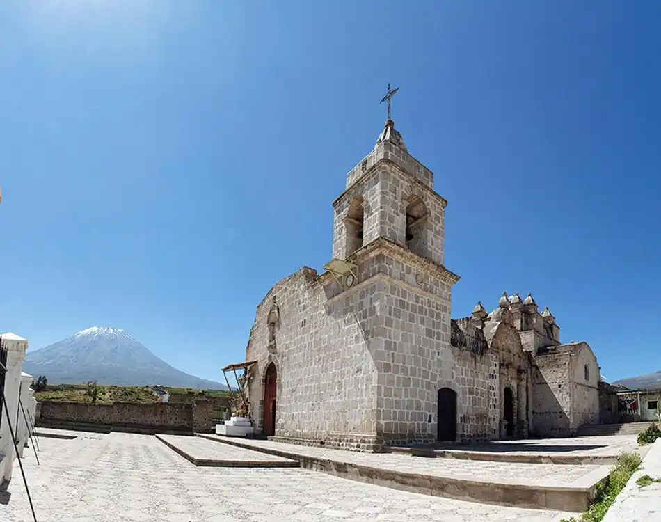 Excursión al salar y laguna de Salinas + Aguas termales Lojen