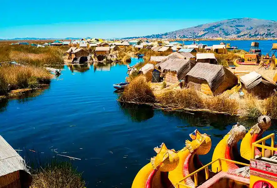 Tour a las islas flotantes de los Uros